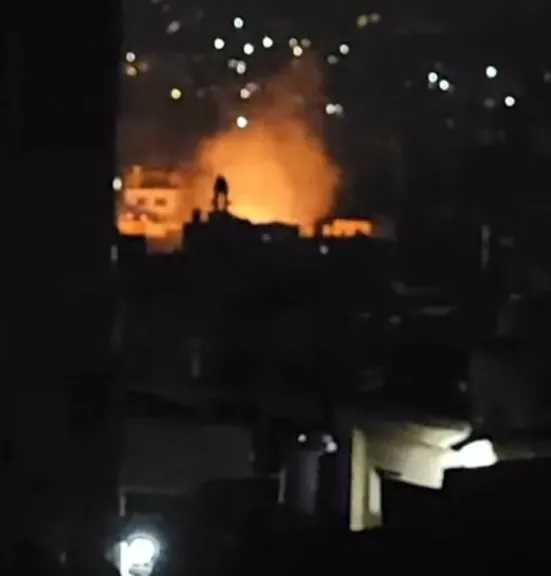 انفجار في تعز واندلاع حريق هائل وحدوث خسائر مالية