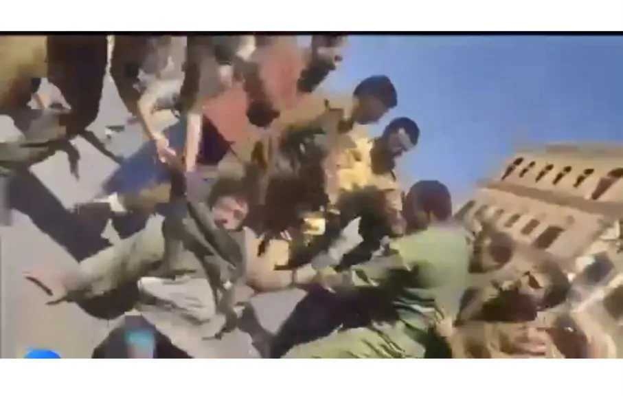 من الجيش إلى السحل في الأسواق.. شاهد بالفيديو هكذا أهان الحوثيون بائعًا متجولًا في صنعاء