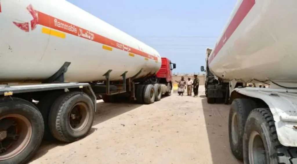 توقيف مسؤول بالشرعية وإغلاق محطات غاز في عدن بسبب تهريب الغاز إلى مناطق الحوثيين