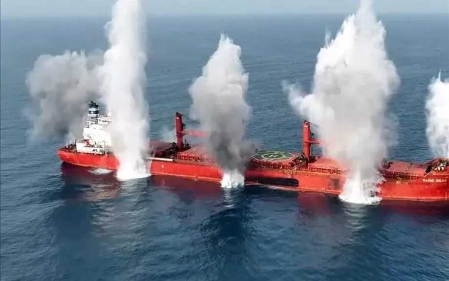 وصول طاقم السفينة اليونانية المستهدفة من قبل مليشيا الحوثي إلى السعودية