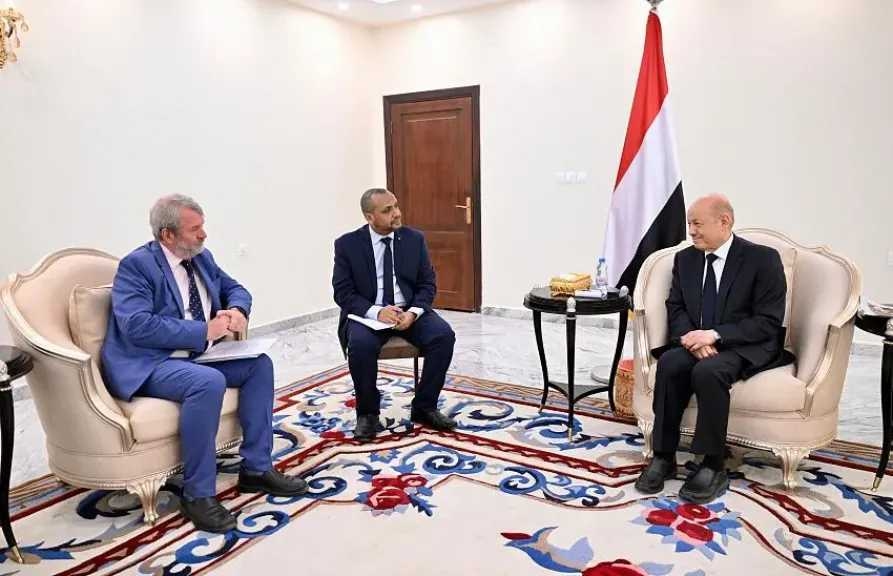 الرئيس العليمي يبحث مع يونيسف معالجة أزمة المياه في تعز