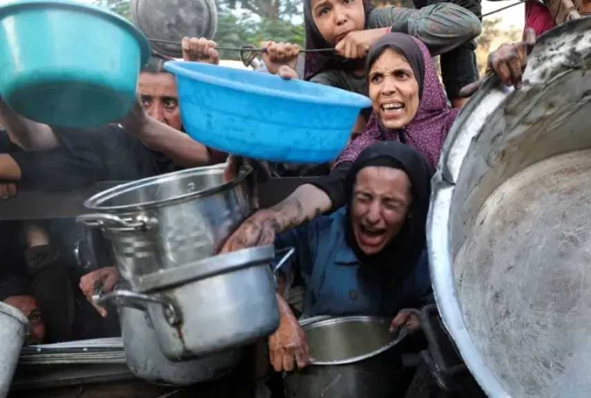 غزة تموت جوعًا: 995 شهيد في 'مصائد المساعدات' و17 ألف طفل في خطر الموت جوعا