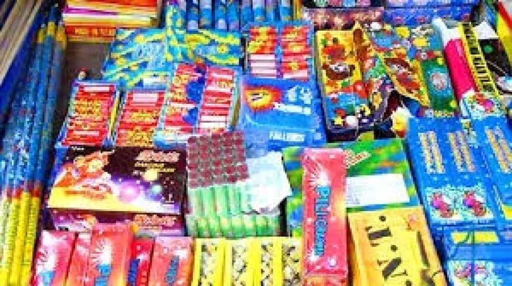 تحذير عاجل في تعز: انتشار ألعاب نارية خطرة تشبه المتفجرات بين الأطفال