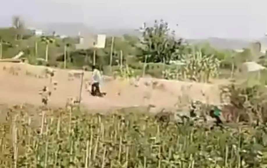 شاهد بالفيديو .. صرخات الطفل 'عرفات' تكشف جريمة يومية يقوم بها ' الأب' تجاه ابنه الصغير