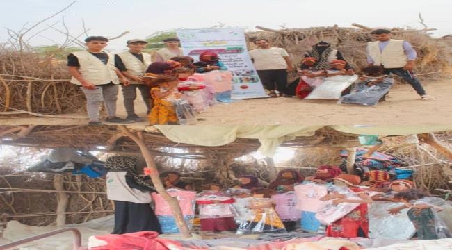 مؤسسة "ذو النورين"بالشراكة مع "مؤسسة شعيله"توزعان كسوة العيد على الأيتام والفقراء بمنطقة النشيرة وقرية أهل عقال بمحافظة أبين