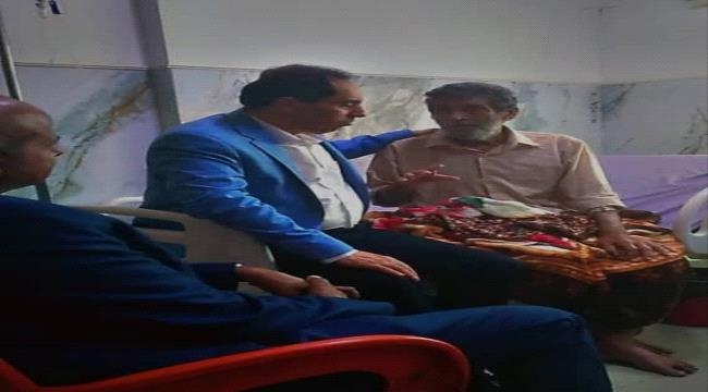 عقب وصوله مطار عدن الدولي..وزير الشباب والرياضة يتوجه مباشرة لزيارة الاعلامي المخضرم هاشم الوحصي في مستشفى النقيب