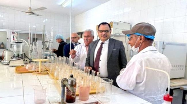 الوزير السقطري يشهد تسليم معدات فنية إلى مختبر مراقبة جودة الأسماك بوزارة الزراعة
