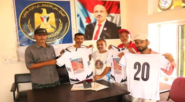 انتقالي حالمين يدعم فريق الشهيد عبدالله طزح بملابس رياضية