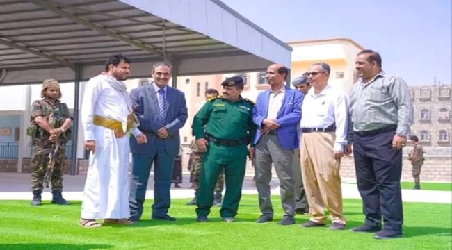 شبوة.. هشلة يتفقد موقع مشروع إنشاء روضة الأطفال في عتق