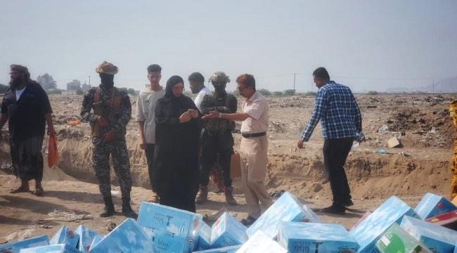 نيابة الصناعة والتجارة بعدن تتلف ٦٥٠ كرتون منتجات منتهية الصلاحية