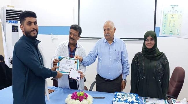 البيشي يكرم العاملين المتميزين في مركز الطوارئ بالتواهي