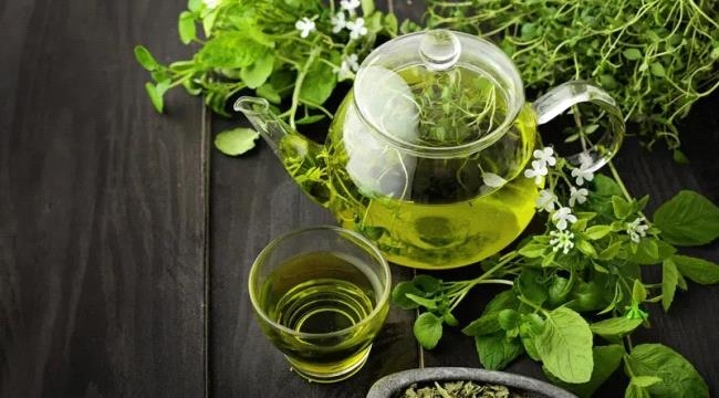 7 توابل شهيرة إذا أضفتها للشاي الأخضر ستدخل في نوم عميق ومتواصل