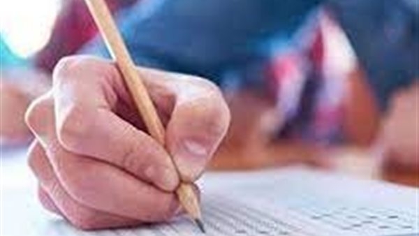 التعليم تلاحق صفحات الغش بعد تسريب الأسئلة في أول أيام امتحانات الترم الثاني