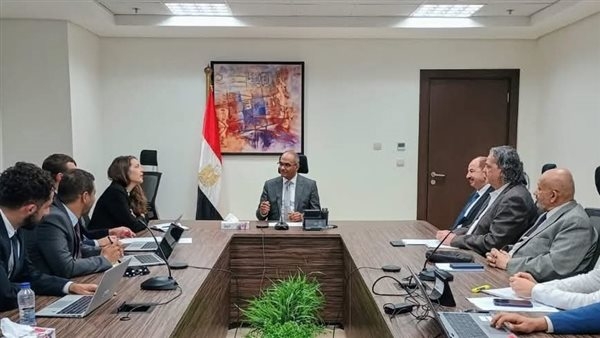 نائب وزير الإسكان يبحث مع وفد الوكالة الفرنسية سبل التعاون