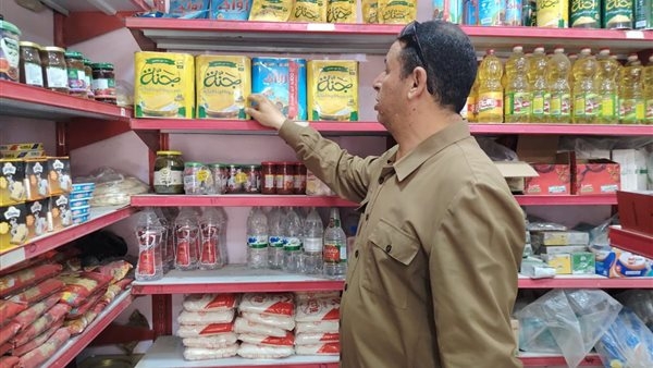 ضبط أسمدة مهربة وسلعًا مجهولة المصدر في أسواق كفر الشيخ