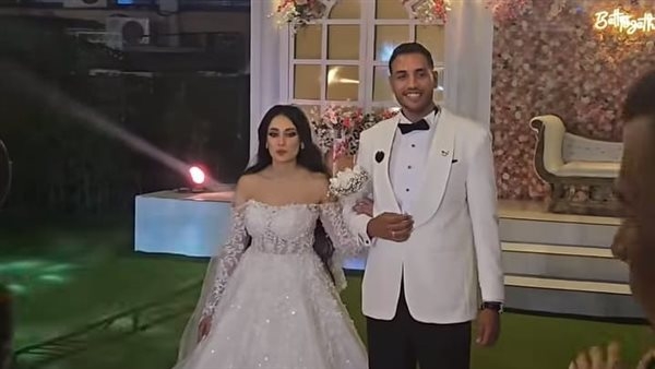 قبل بداية الموسم الجديد .. لاعبو الأهلي يحتفلون بنجم فريق الطائرة رجال