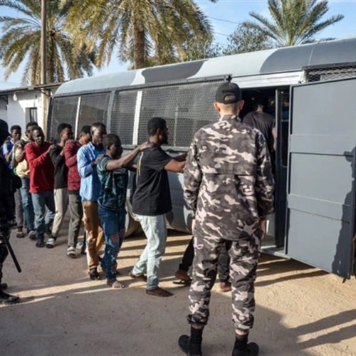 ليبيا تشدد قبضتها الأمنية على الهجرة غير النظامية.. وسط مخاوف من التوطين