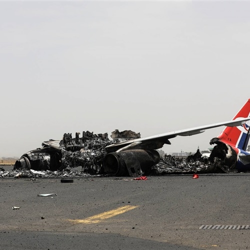 مطار صنعاء تحت القصف.. إسرائيل تضرب والحوثيون يتجاهلون التحذيرات