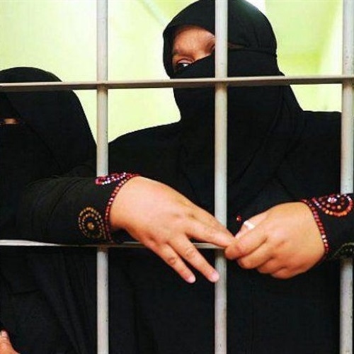معاناة لا تنتهي وانتهاكات بلا حساب.. كيف تحوّلت النساء إلى أدوات انتقام حوثي؟