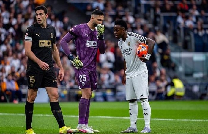 رياضة : حارس مرمى فالنسيا يربح 50 يورو من نجم ريال مدريد