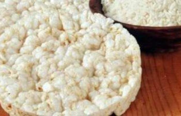 صحة وطب : رغم انخفاض سعراته.. هل يعتبر "كعك الأرز" سناك صحى
