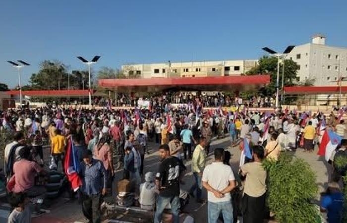 أخبار العالم : تظاهرة حاشدة في عدن تنديدا بتردي الخدمات والعملة ومليشيا الانتقالي تطلق النار على المحتجين