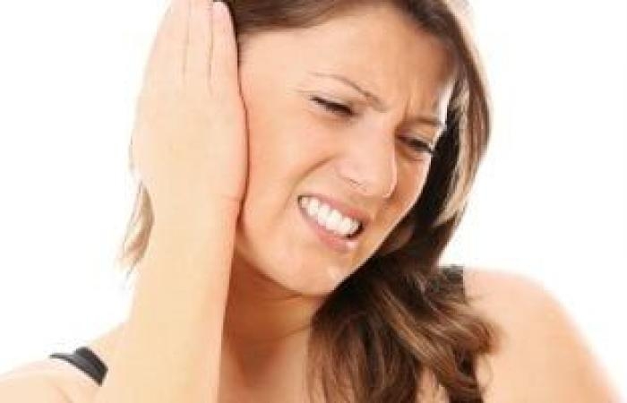 صحة وطب : 5 خطوات للوقاية من عدوى الأذن.. ما أهمية تغيير مفرش الوسادة
