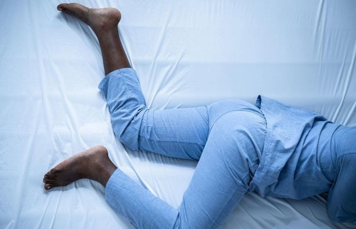 أخبار العالم : وخز وألم وتنميل.. هل سبق وعانيت من "متلازمة تململ الساقين"؟