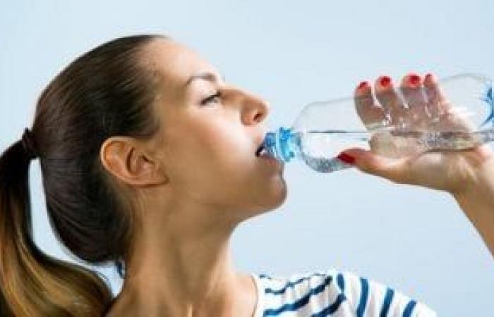 صحة وطب : هل قاعدة الـ 8 أكواب صحيحة.. اعرف كمية الماء الموصى بشربها يوميا