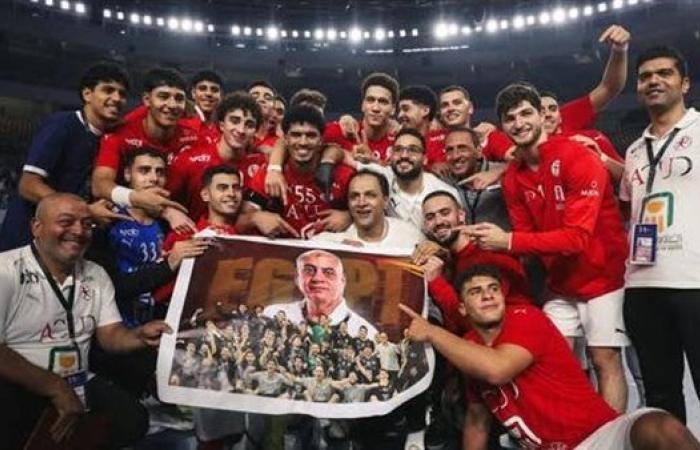 أخبار العالم : لاعبو منتخب مصر يحتفلون بالفوز على كوريا مع صورة طارق محروس
