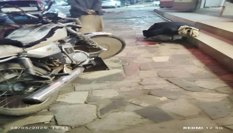 شاهد رجل يحتضر أمام مركز صحي في صنعاء.. صورة