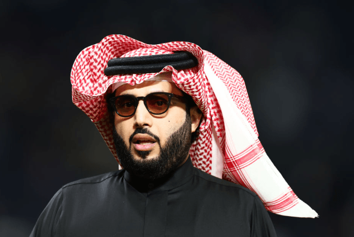 فرقة شعبية تسرق الأضواء بـ"مزمار الهبيش" وتركي آل الشيخ يصف الأداء بالمبهر