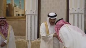 شاهد.. ولي العهد يقبل يد أخيه الأمير سلطان بن سلمان في حفل استقبال المهنئين بعيد الأضحى بقصر منى