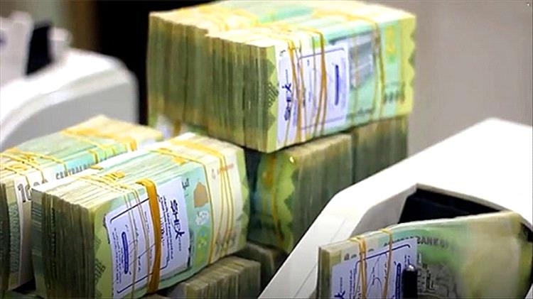 "الريال اليمني يواصل الانهيار.. خبير اقتصادي يكشف السبب الحقيقي وراء الأزمة"**