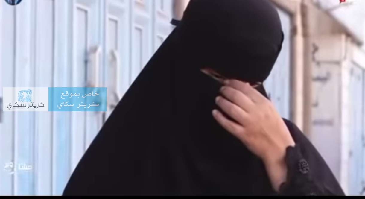 معلمة في عدن تذرف الدموع وتؤكد نتمنى تناول الدجاج مرة واحدة في الشهر