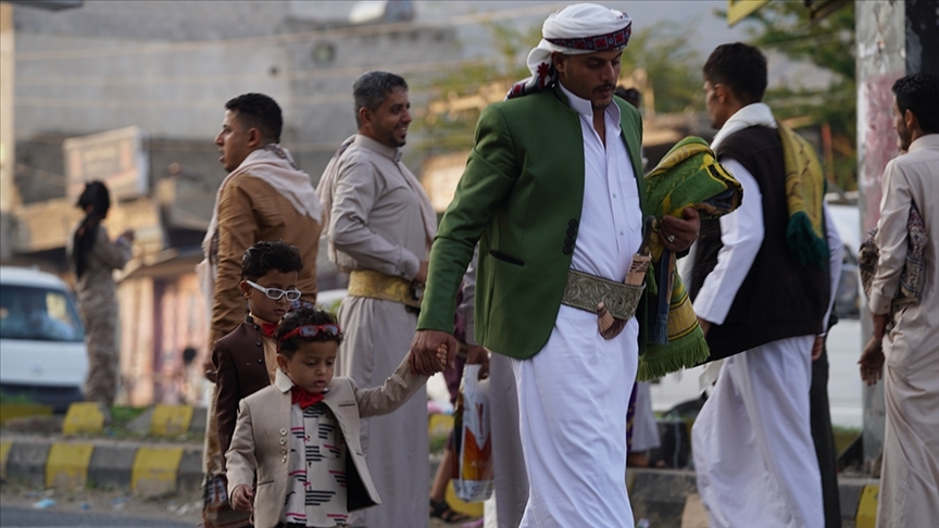 شلل يصيب البنوك والوقود والاتصالات