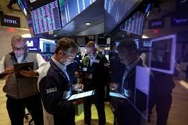 تراجع «وول ستريت» و«ستاندرد آند بورز 500» يقترب من أول خسارة أسبوعية