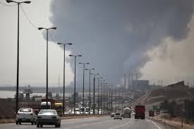 ما الذي حدث في الميناء الإيراني ولماذا ذكّر بمرفأ بيروت؟