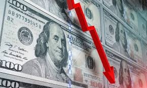 الدولار يقترب من أدنى مستوياته في ثلاث سنوات ونصف