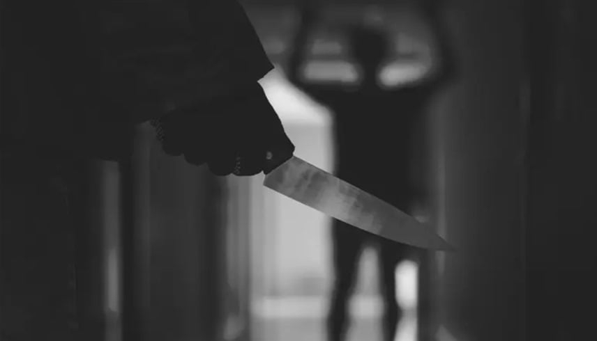 تركتها في بركة دماء.. ابنة تطعن والدتها في رأسها