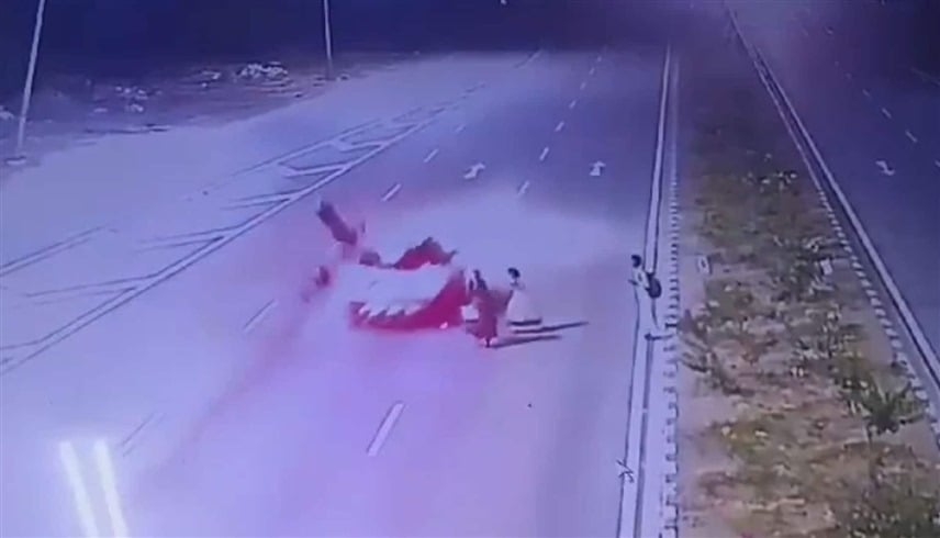 سيدة تطير في الهواء بعد حادث دهس مروّع