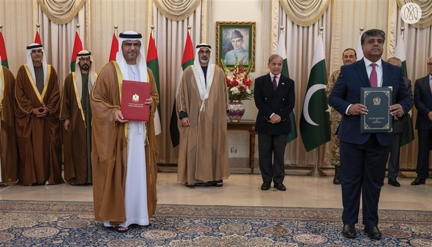 خالد بن محمد بن زايد ورئيس وزراء باكستان يشهدان توقيع مذكرات تفاهم
