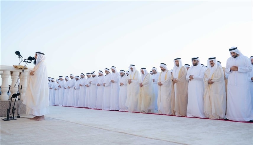 حاكم الشارقة يؤدي صلاة عيد الفطر في مصلى البديع
