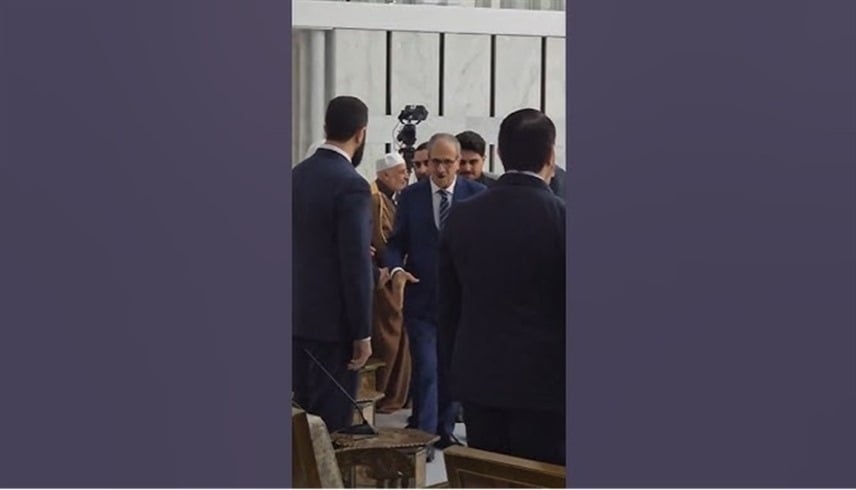 فيديو.. أحمد الشرع يقبل يد والده خلال صلاة العيد