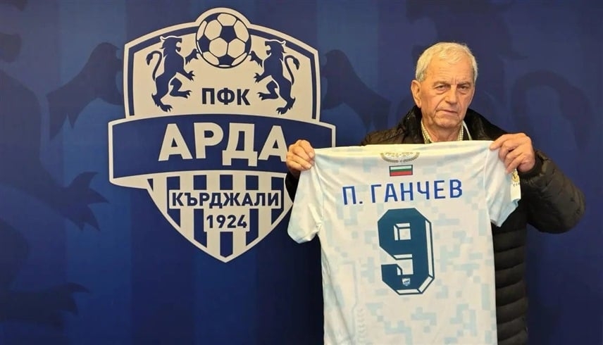 بعد إعلان وفاته.. لاعب يتابع مباراة من المنصة الشرفية