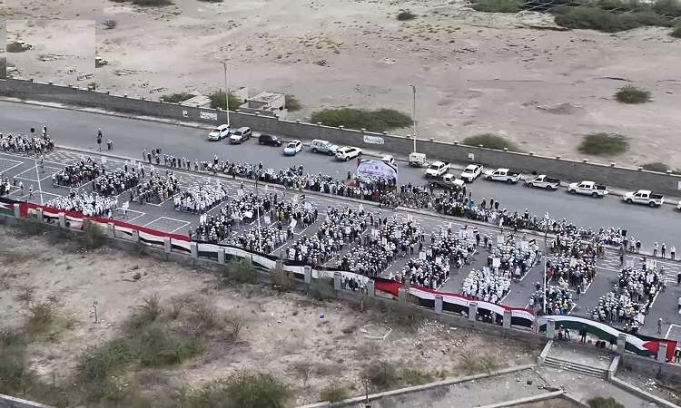 الحديدة تشهد عرضًا مهيبًا لـ3000 طالب من خريجي دورات طوفان الأقصى