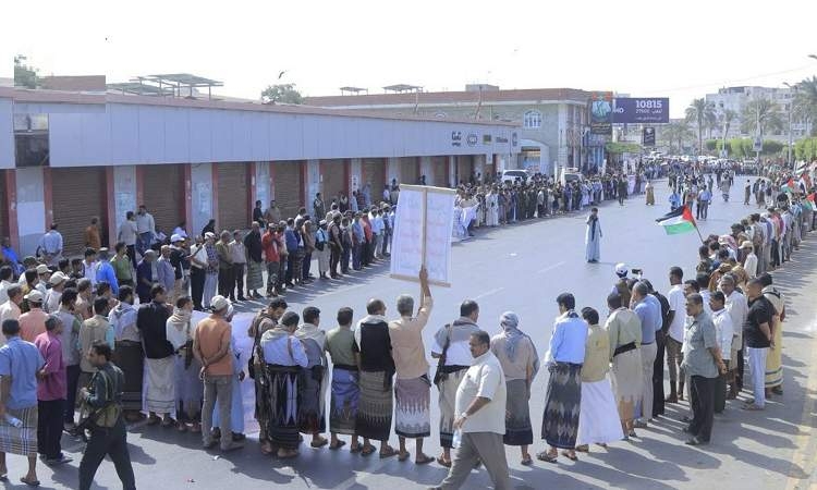 الحديدة: تشييع رسمي وشعبي مهيب لشهداء مجزرة العدوان الامريكي في رأس عيسى