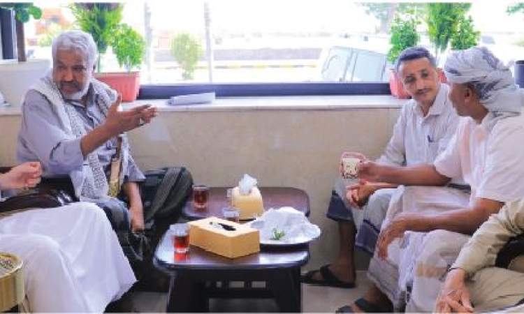 أكد أن ميناء الحديدة ما يزال يقدم خدماته لكافة السفن الوافدة إليه..قحيم يشيد بجهود الكوادر الوطنية لاستمرارية النشاط الملاحي في ميناء الحديدة