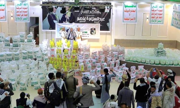إب: عريسان يقدمان تكاليف عرسهما قافلة لمئات الاسر