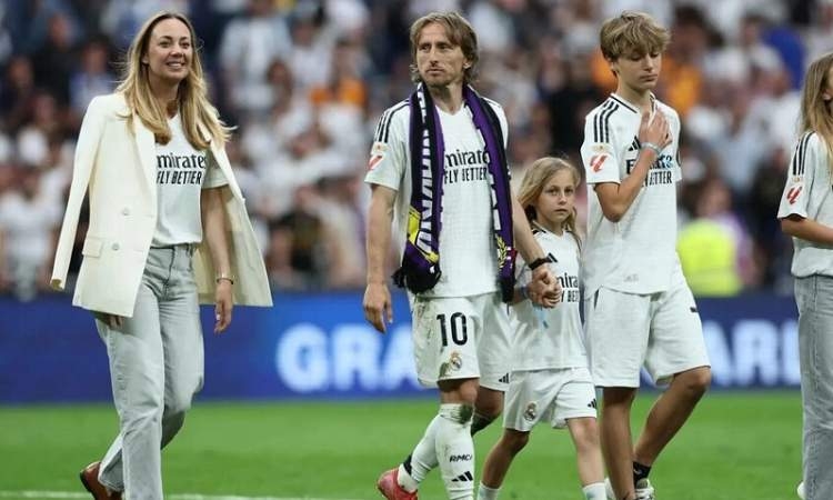 مودريتش يغادر ريال مدريد باكيا